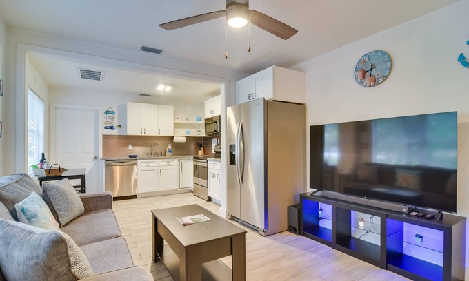 Bayview House | Walk to Art District + Beach: Pet-Friendly Getaway