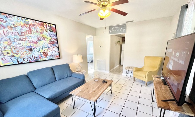 Oakford Park House | Walk to MIDTOWN Restaurants & Shops! Near Raymond James Stadium!