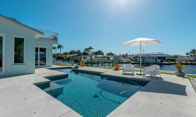 Bradenton House | Waterfront Home! Sleeps 8 Heated Pool Spa Boat Dock Chef Kitchen Small dogs OK