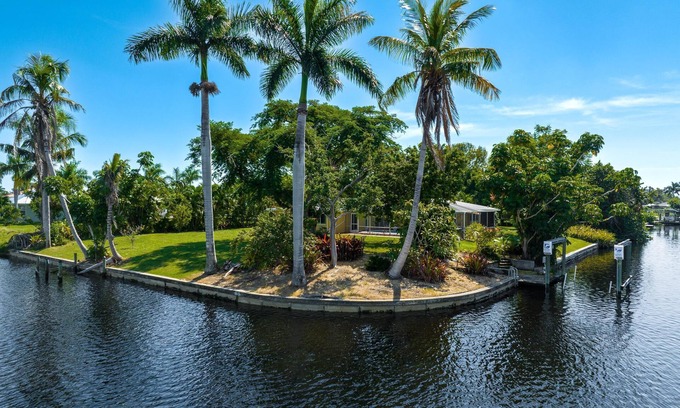 Yacht Club House | Waterfront! Oversize Corner Yard, Dock w/lift, Pool - Villa Tropical Calusa - Roelens
