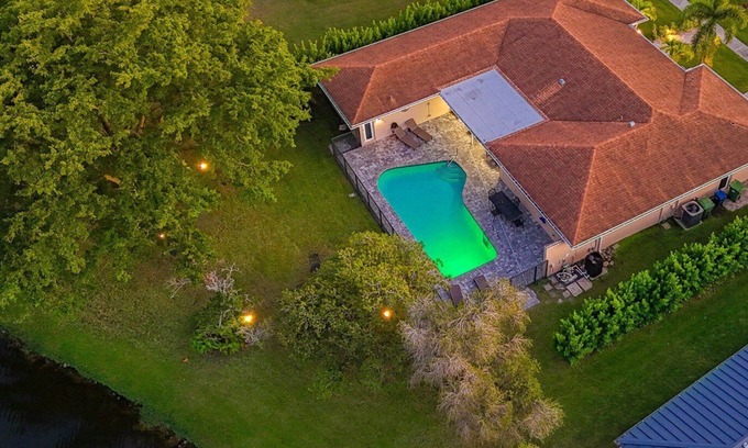 Weston House | WatersEdge: Lakefront Fishing-Saltwater Pool-GameRoom