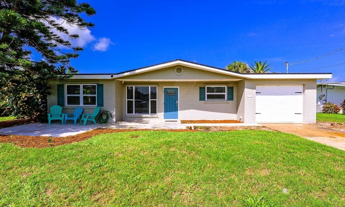 Venetian Way South House | Welcome to THE CARDINAL PLACE, a 3 minute walk to the beach!