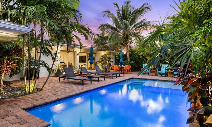 Wilton Manors House | Welcome to Tydes Inn, A Fresh, Modern Heated Pool Home with Tikki Bar!
