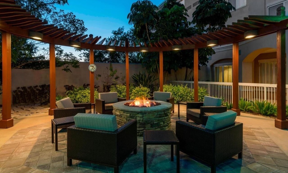 Biggar House | 3 Inviting Rooms Perfect for Family Beach Weekends - Outdoor Heated Pool
