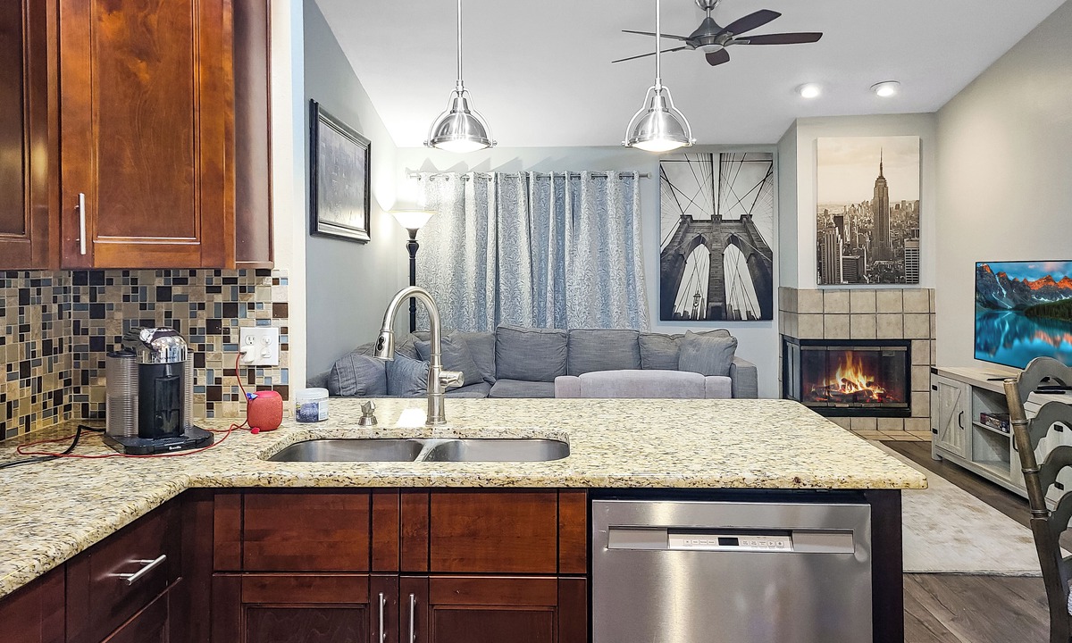 Greater Northdale House | Perfect Haven for Healthcare & Corporate Pros - Master Suite with private bath