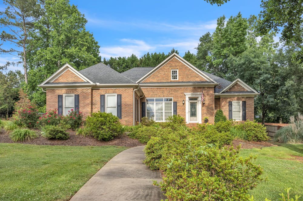 Inman House | Serene 3BR by Lake Bowen, Pool & Game Room