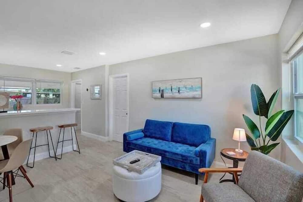 Central Oakland Park Apartment | 2 Bedroom 825955 by Houzlet