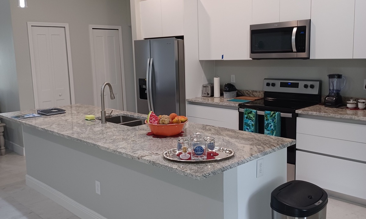 Summerfield House | 3 Miles to Villages/Near Lake Weir/Fishing/Boating. Brand New Custom Family home