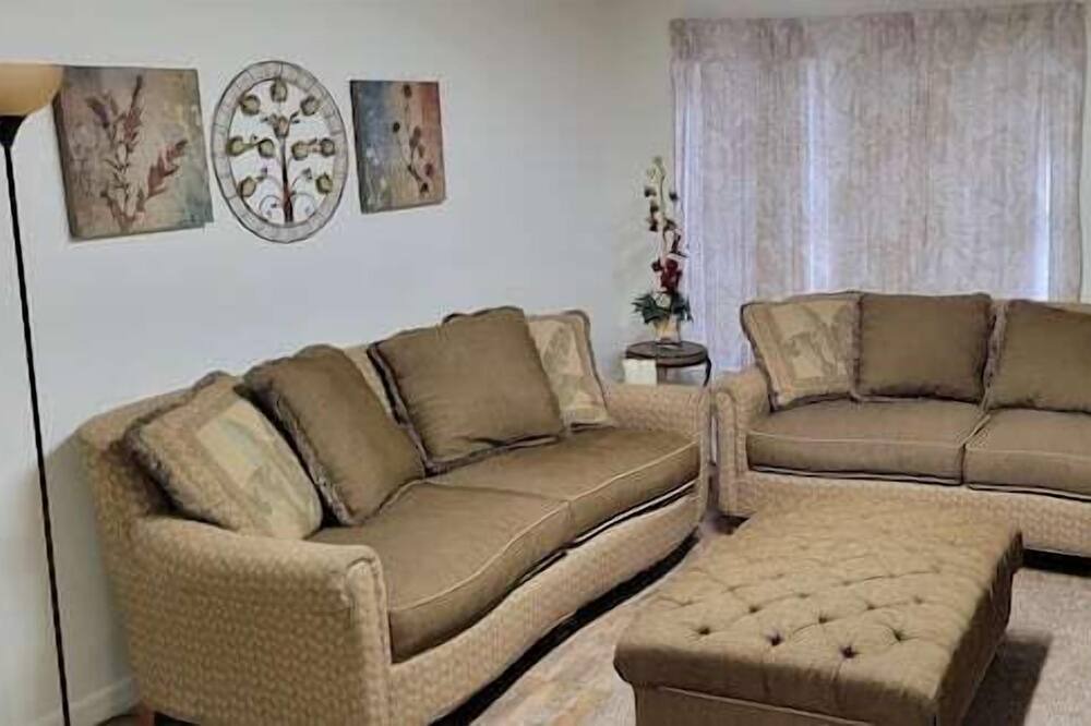 Harris Apartment | 2 Bedroom 764405 by Houzlet