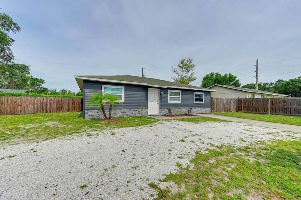 North Sarasota Apartment | 3 Bedroom 761437 by Houzlet
