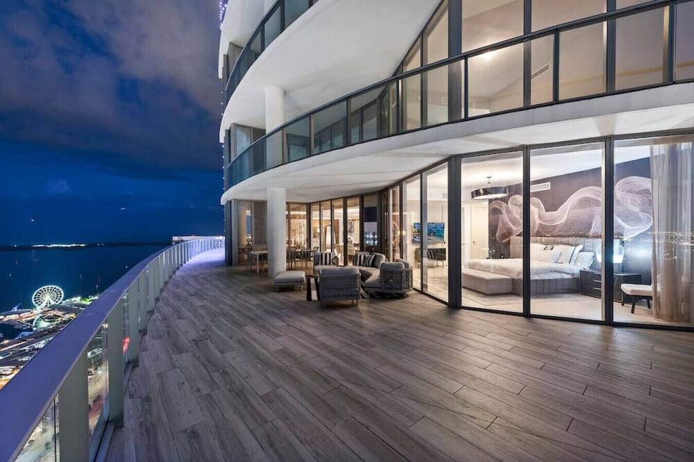 Town Square Condo | 4BR Penthouse, Bay Views, Most Amenities in MIAMI