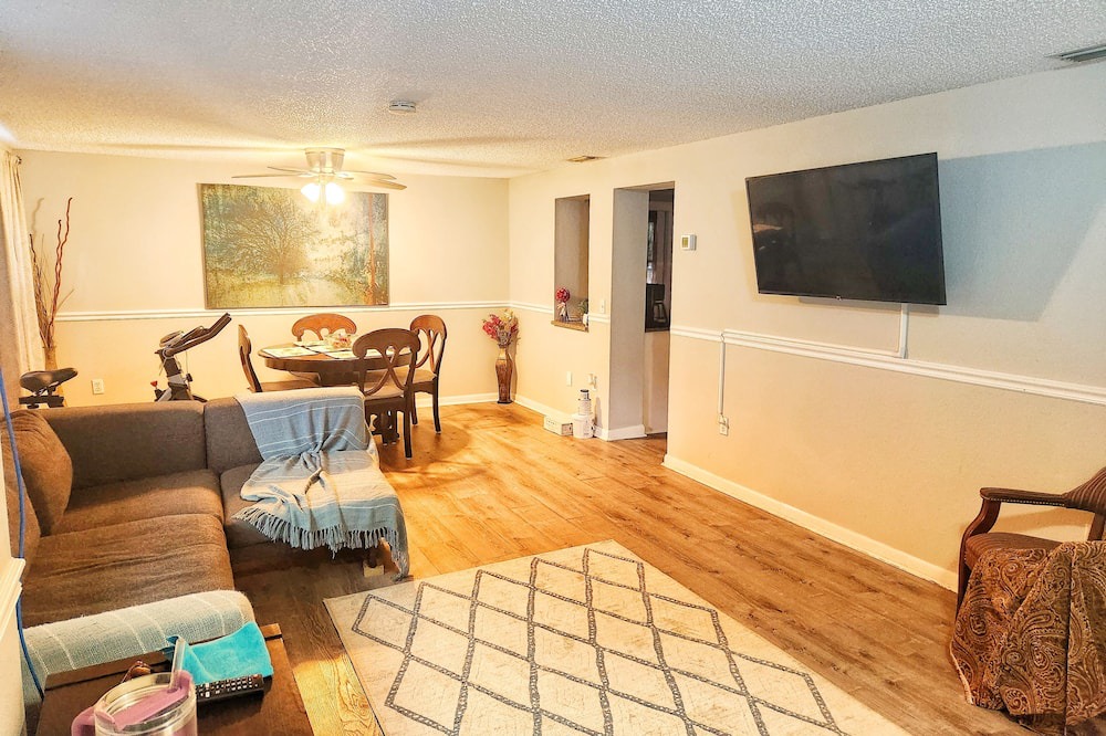 Zephyrhills House | Single family home in Zephyrhills. Semi-furnished.