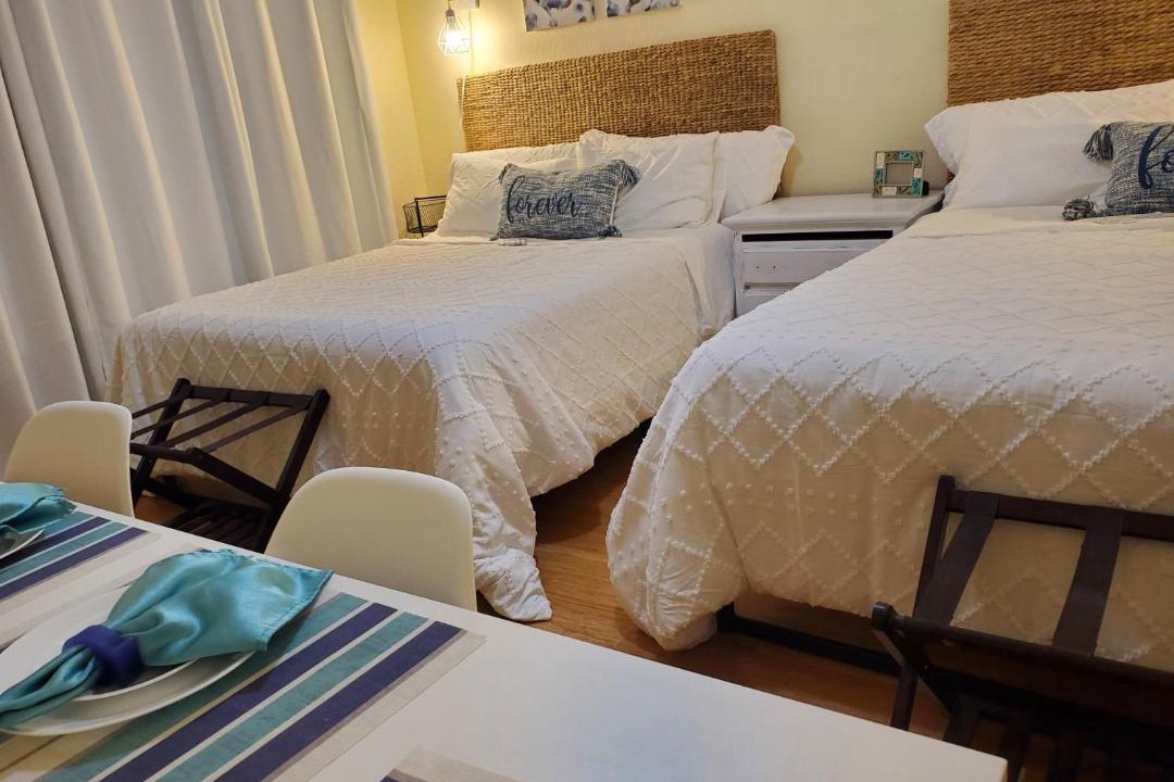 Marbella House | Posh guest suite with pool