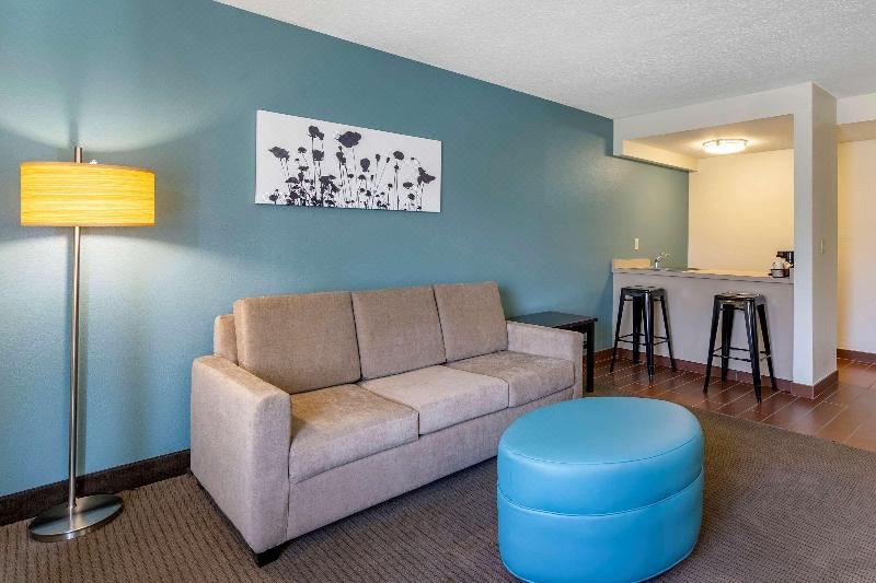 Photo of Livingroom in Feather Sound