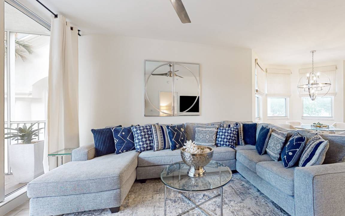 Photo of Livingroom in Vanderbilt Beach