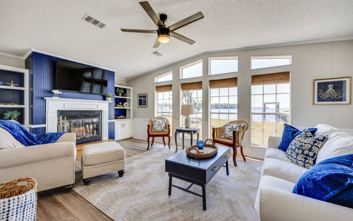 Photo of Livingroom in Doctors Inlet