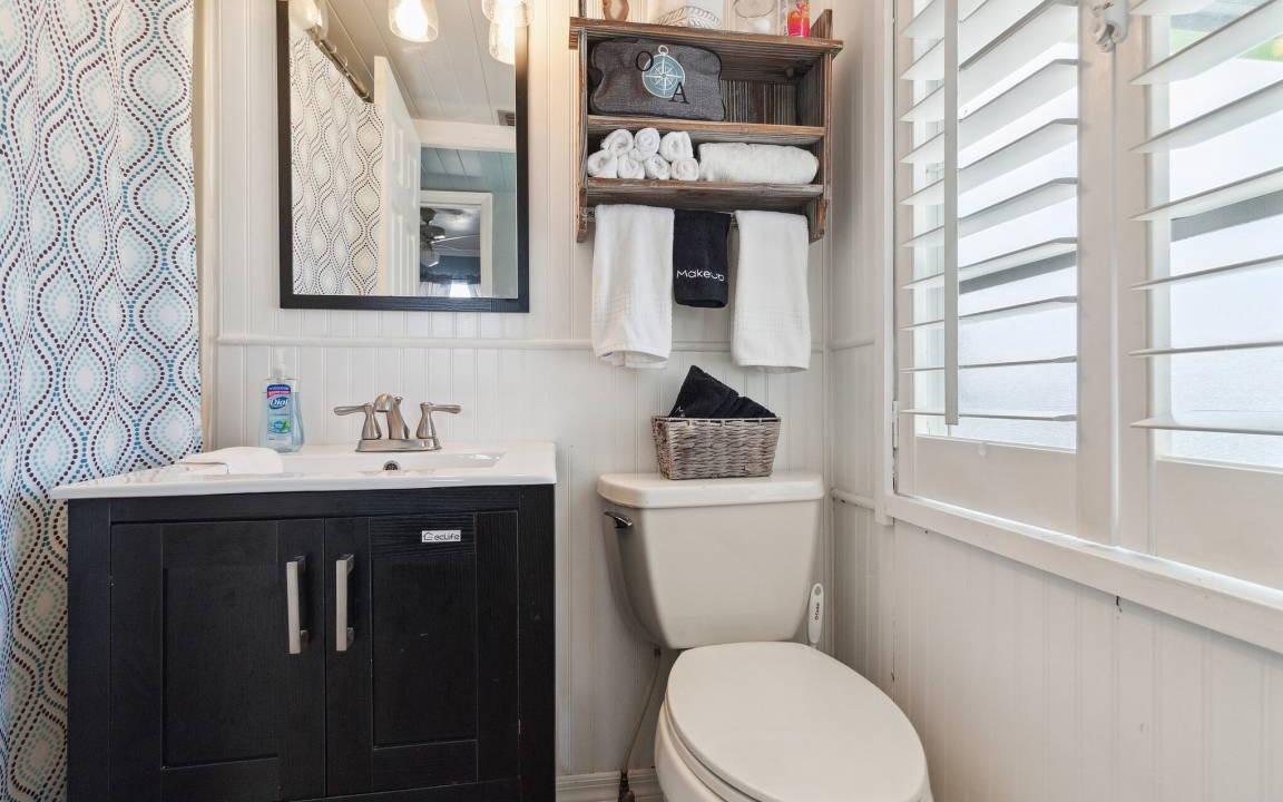 Photo of Bathroom in Flamingo Bay