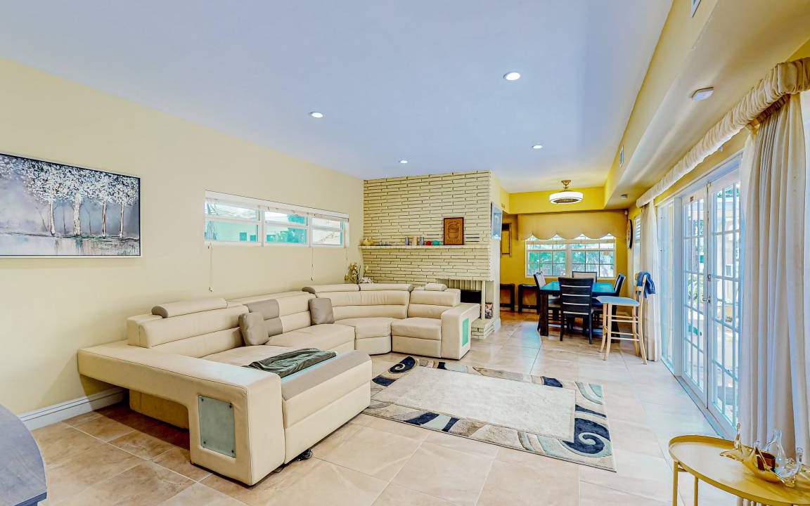 Photo of Livingroom in Hollywood Lakes
