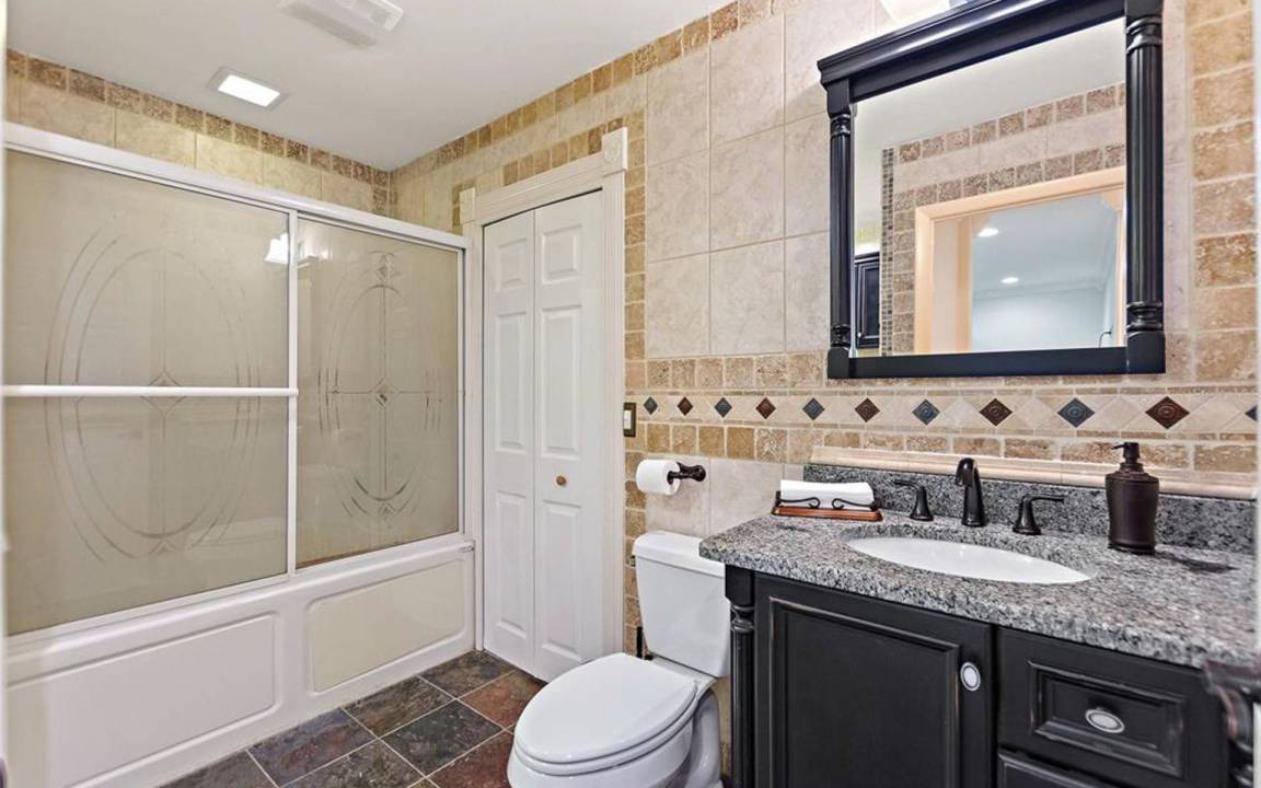 Photo of Bathroom in Lake Hamilton