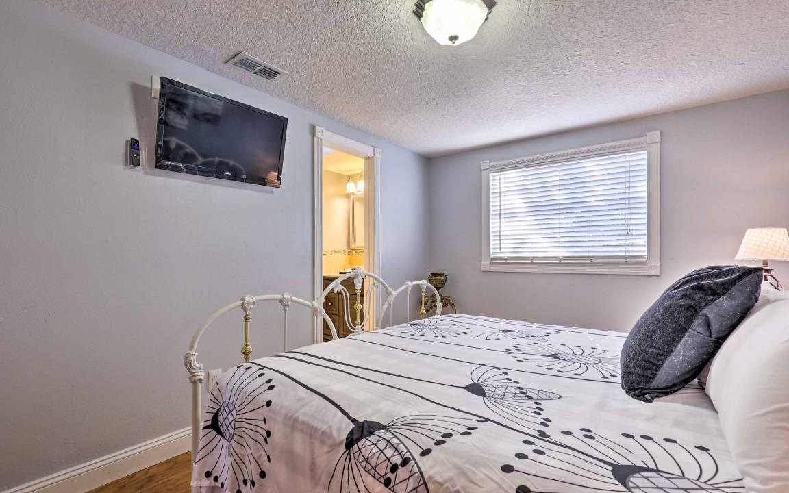 Photo of Bedroom in Bearss Plaza