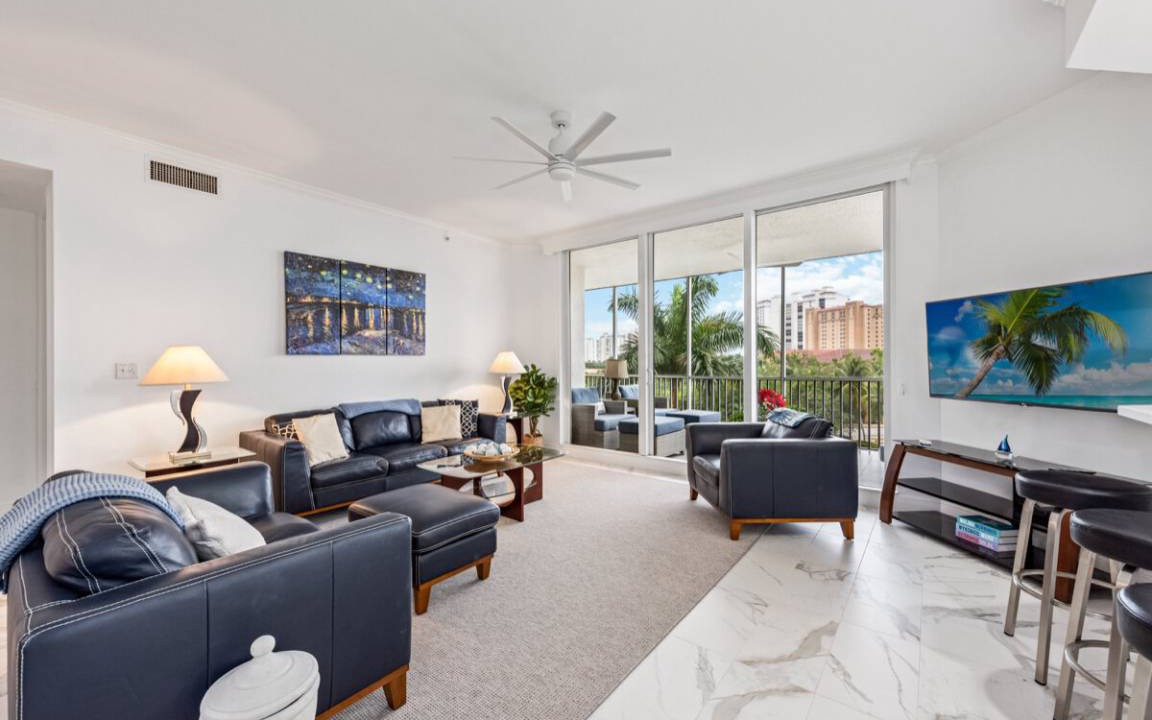 Photo of Livingroom in Vanderbilt Beach