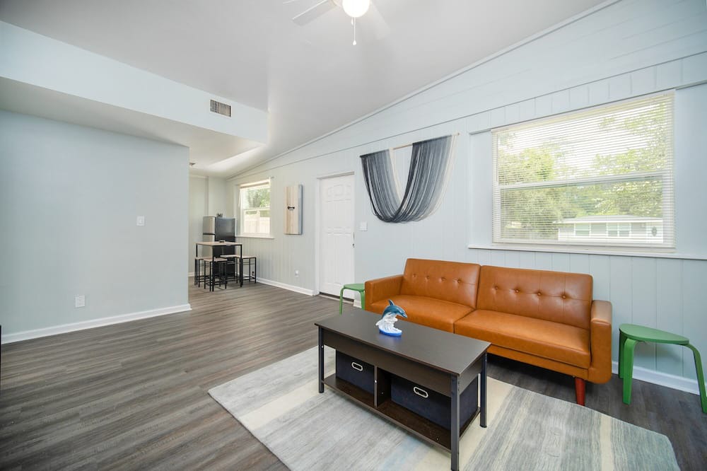 Photo of Livingroom in Murray Hill