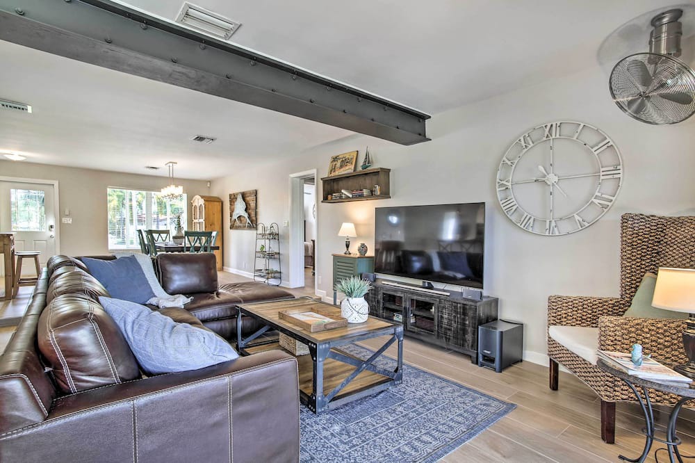 Photo of Livingroom in Cypress Lakes