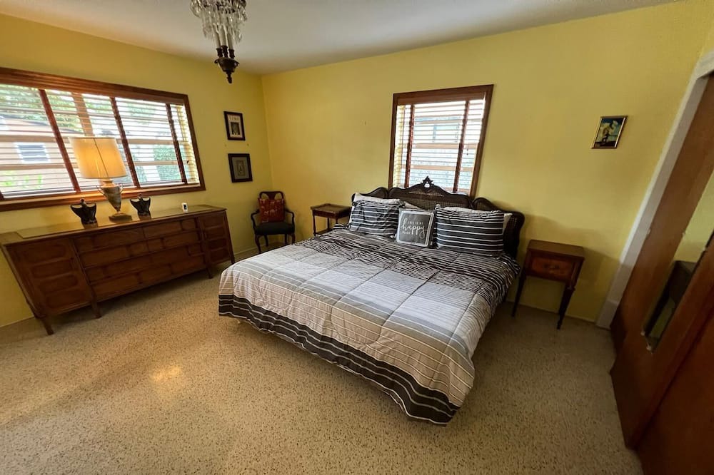 Photo of Bedroom in Pinellas Point