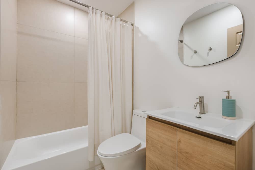 Photo of Bathroom in Central Oakland Park