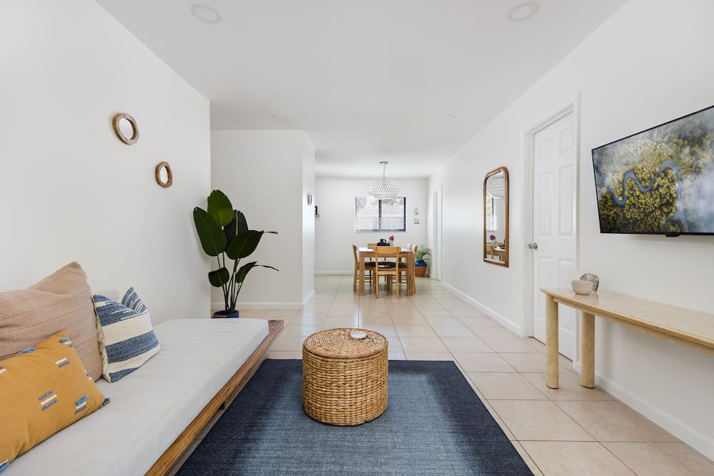 Photo of Bedroom in Central Oakland Park