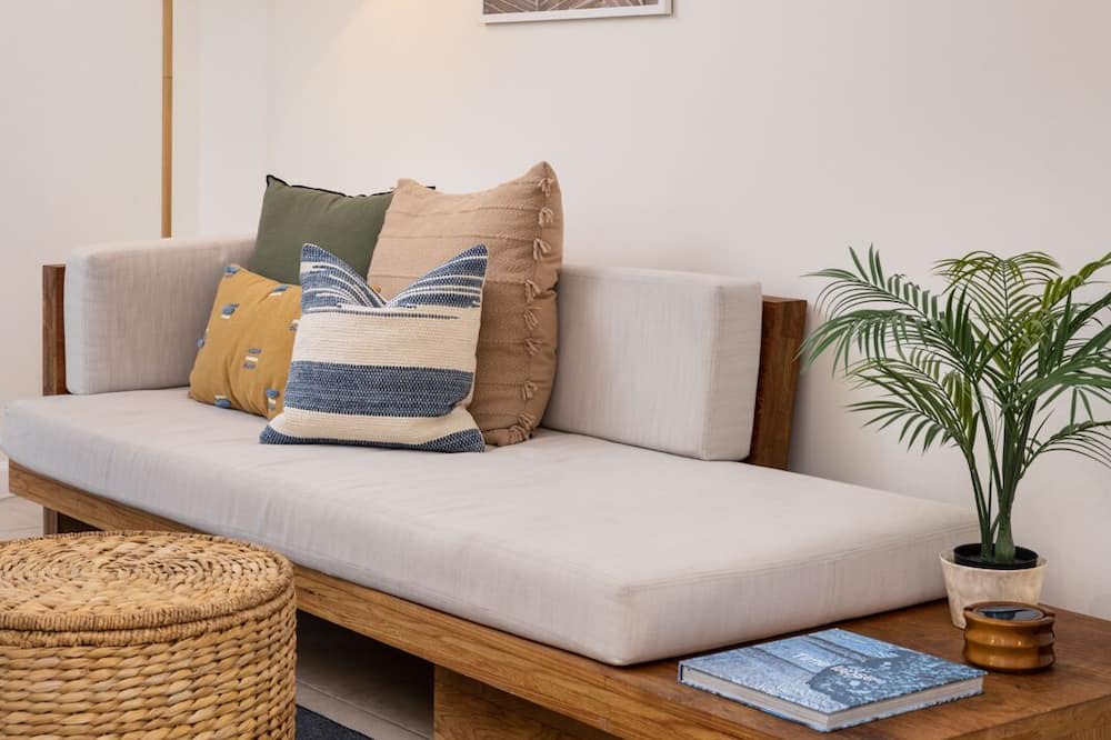 Photo of Livingroom in Central Oakland Park