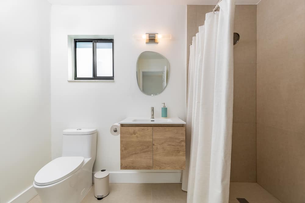 Photo of Bathroom in Central Oakland Park