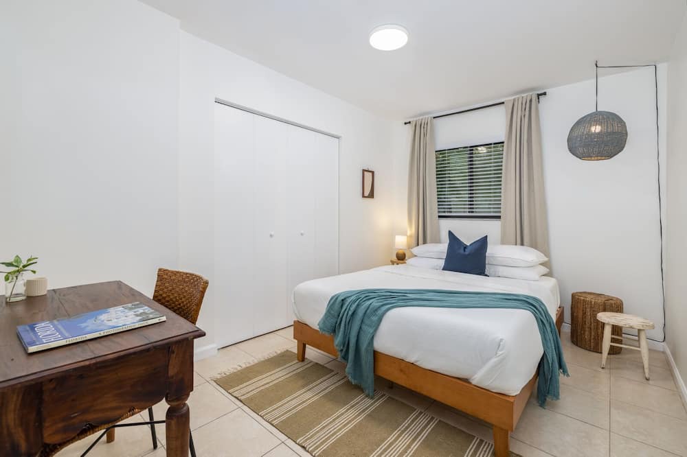 Photo of Bedroom in Central Oakland Park