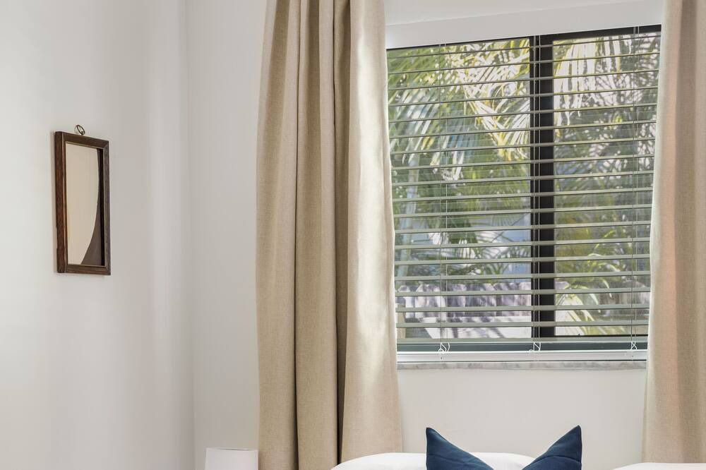 Photo of Bedroom in Central Oakland Park