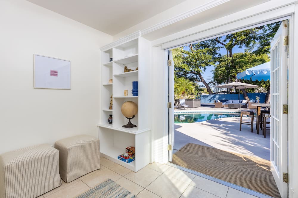 Photo of Bedroom in Central Oakland Park