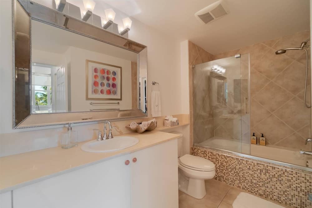 Photo of Bathroom in East Ocean Ave