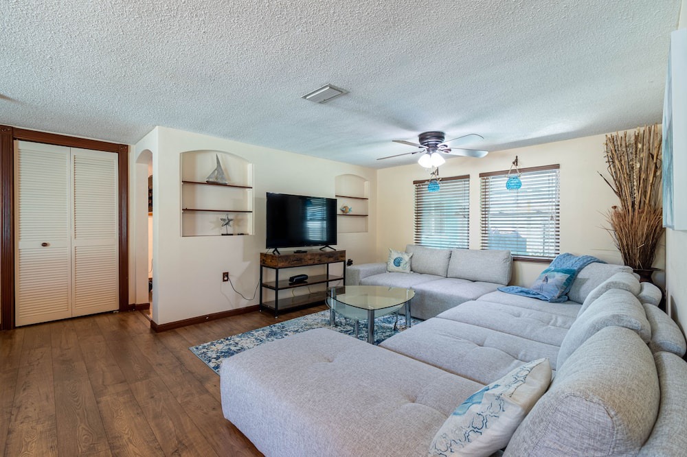 Photo of Livingroom in Jasmine Estates