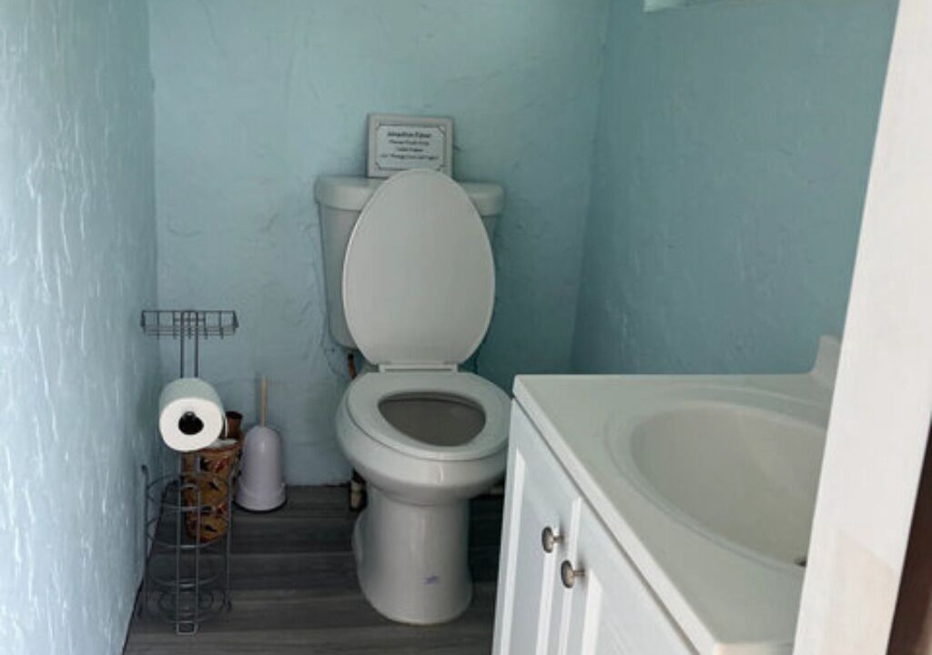 Photo of Bathroom in Weeki Wachee Gardens