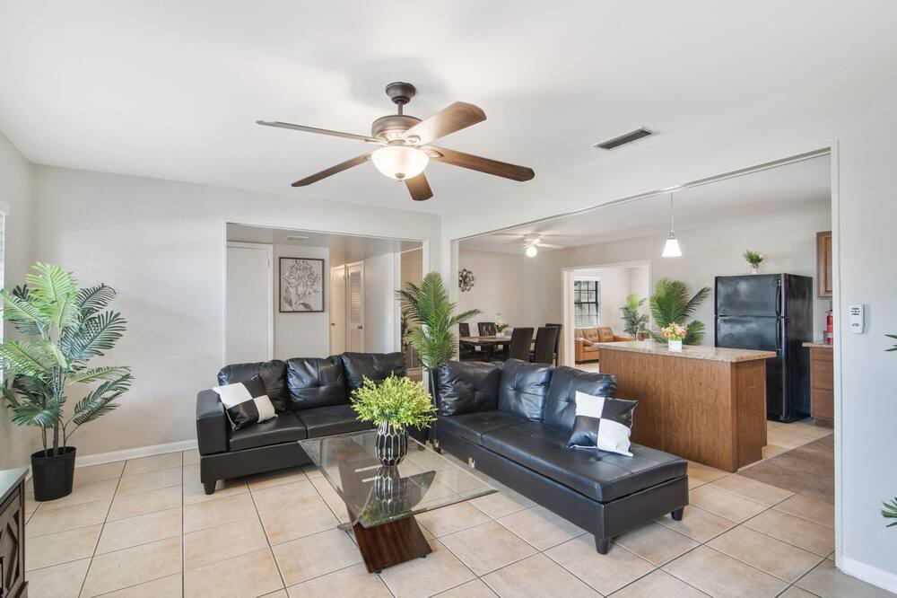 Photo of Livingroom in Town N County Park
