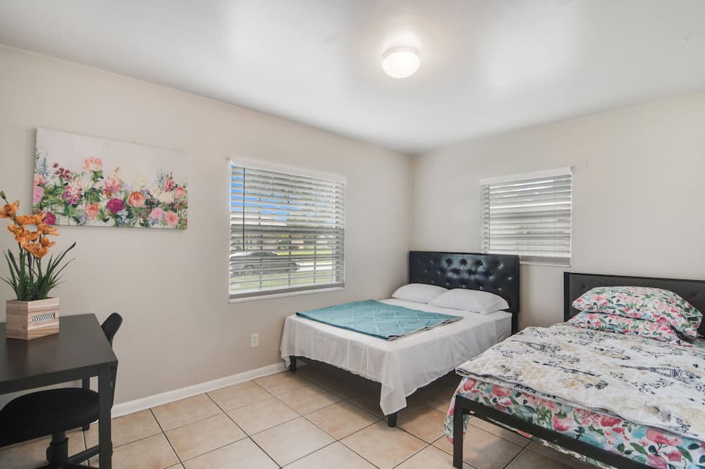 Photo of Bedroom in Town N County Park