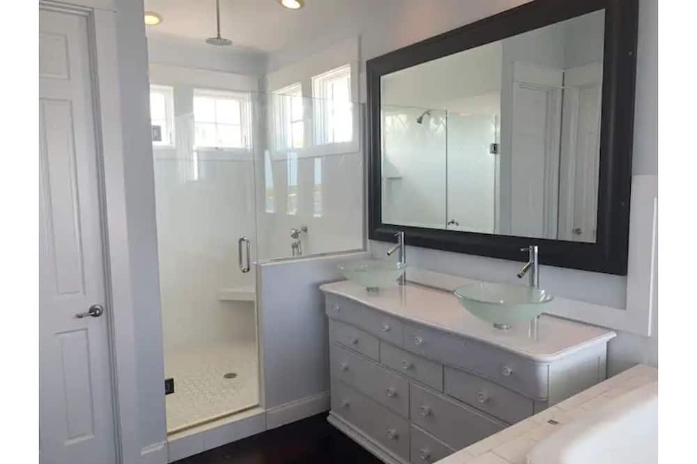Photo of Bathroom in Edgewater