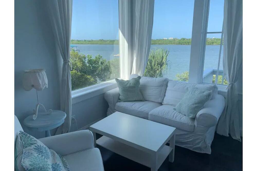 Photo of Livingroom in Edgewater