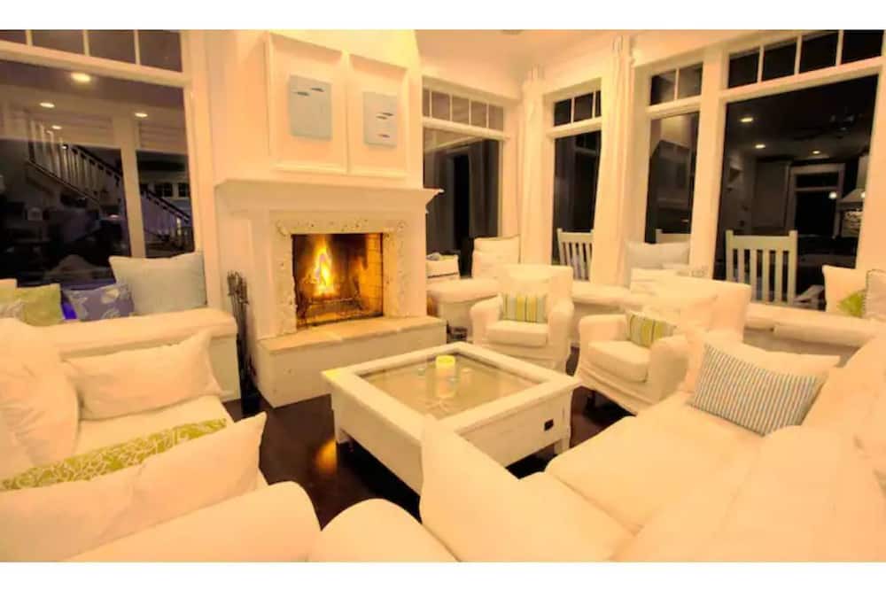 Photo of Livingroom in Edgewater