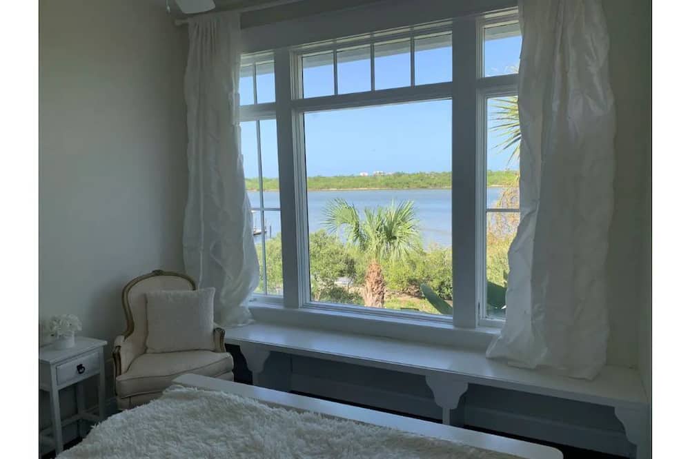 Photo of Bedroom in Edgewater