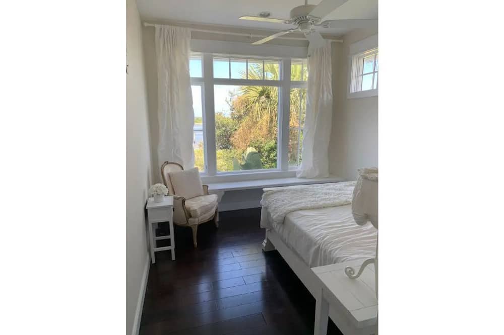 Photo of Bedroom in Edgewater