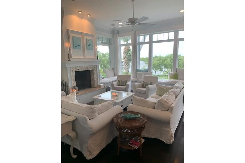 Photo of Livingroom in Edgewater