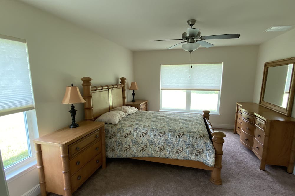 Photo of Bedroom in Mirror Lakes