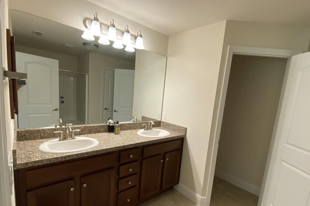 Photo of Bathroom in Mirror Lakes