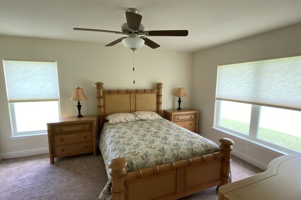Photo of Bedroom in Mirror Lakes