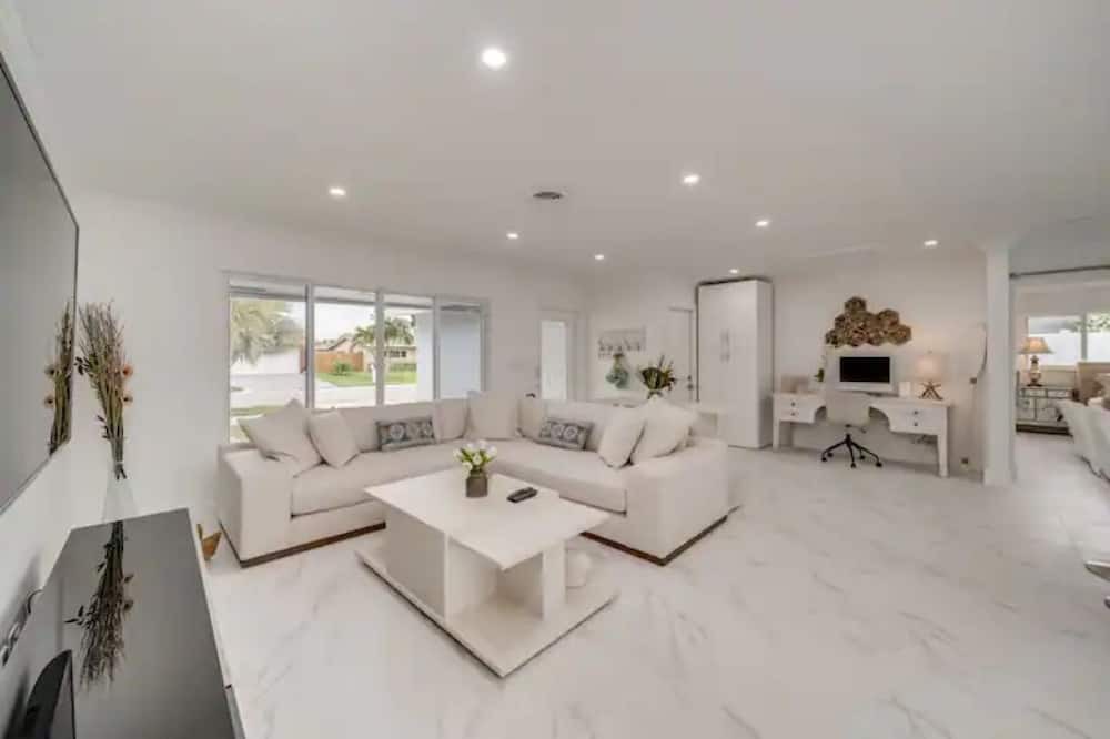 Photo of Livingroom in Cypress Lakes